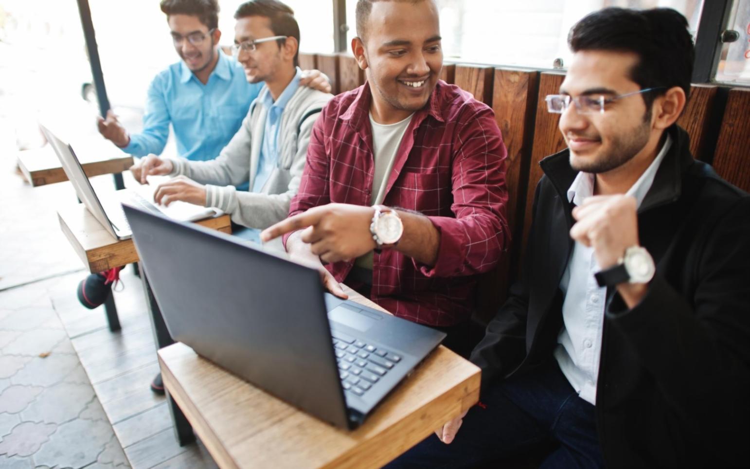 Moderne Finanzanalyse Arbeitsplatz mit Charts und Grafiken